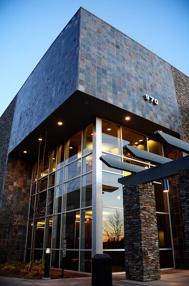 970 Reserve Dr, Roseville, CA à louer - Photo du bâtiment - Image 2 de 4