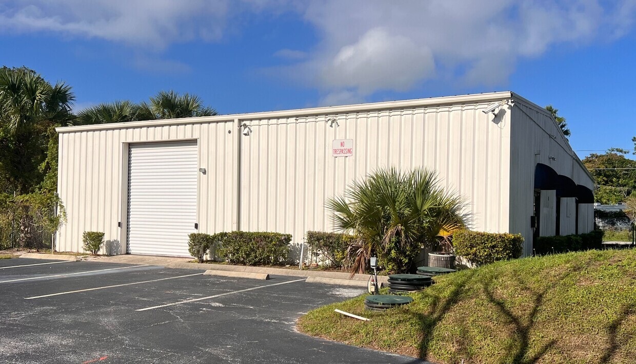 5072 Edgewater Dr, Orlando, FL for lease Building Photo- Image 1 of 8