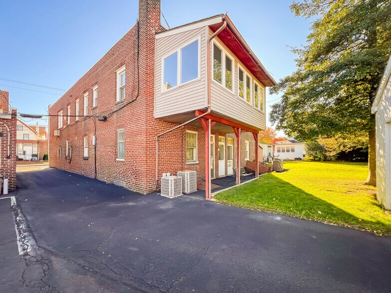 132 Bellevue Ave, Penndel, PA à vendre - Photo du bâtiment - Image 3 de 49