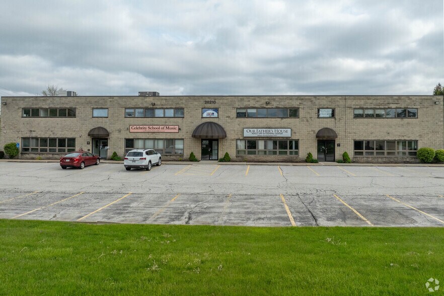 26210 Emery Rd, Warrensville Heights, OH à louer - Photo du bâtiment - Image 2 de 5