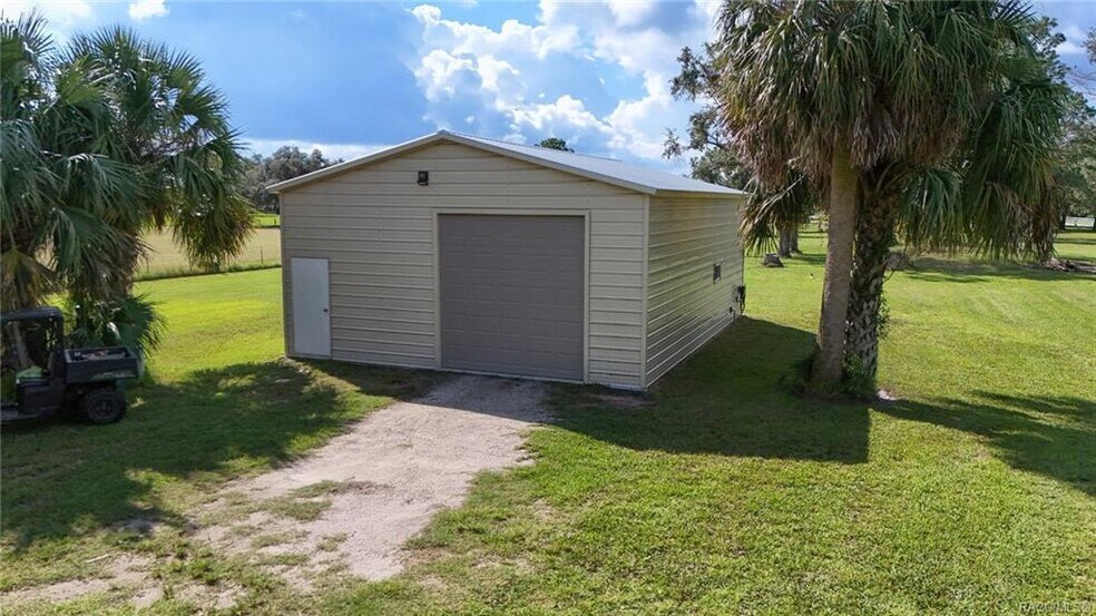 20271 81st Terrace, Inglis, FL à vendre - Photo du bâtiment - Image 2 de 9