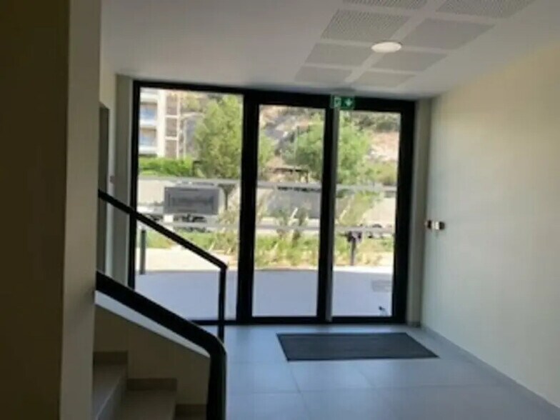 Office in Avignon for sale - Building Photo - Image 2 of 8