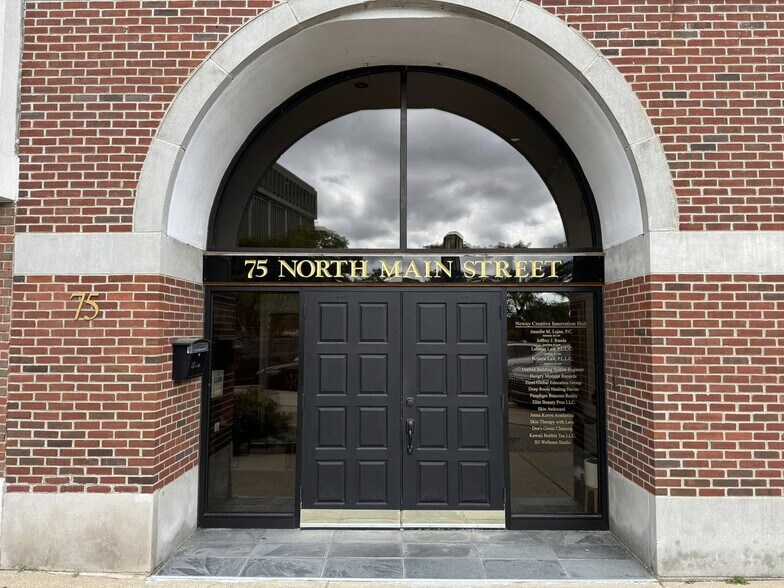 75 N Main St, Mount Clemens, MI à louer - Photo du bâtiment - Image 3 de 17