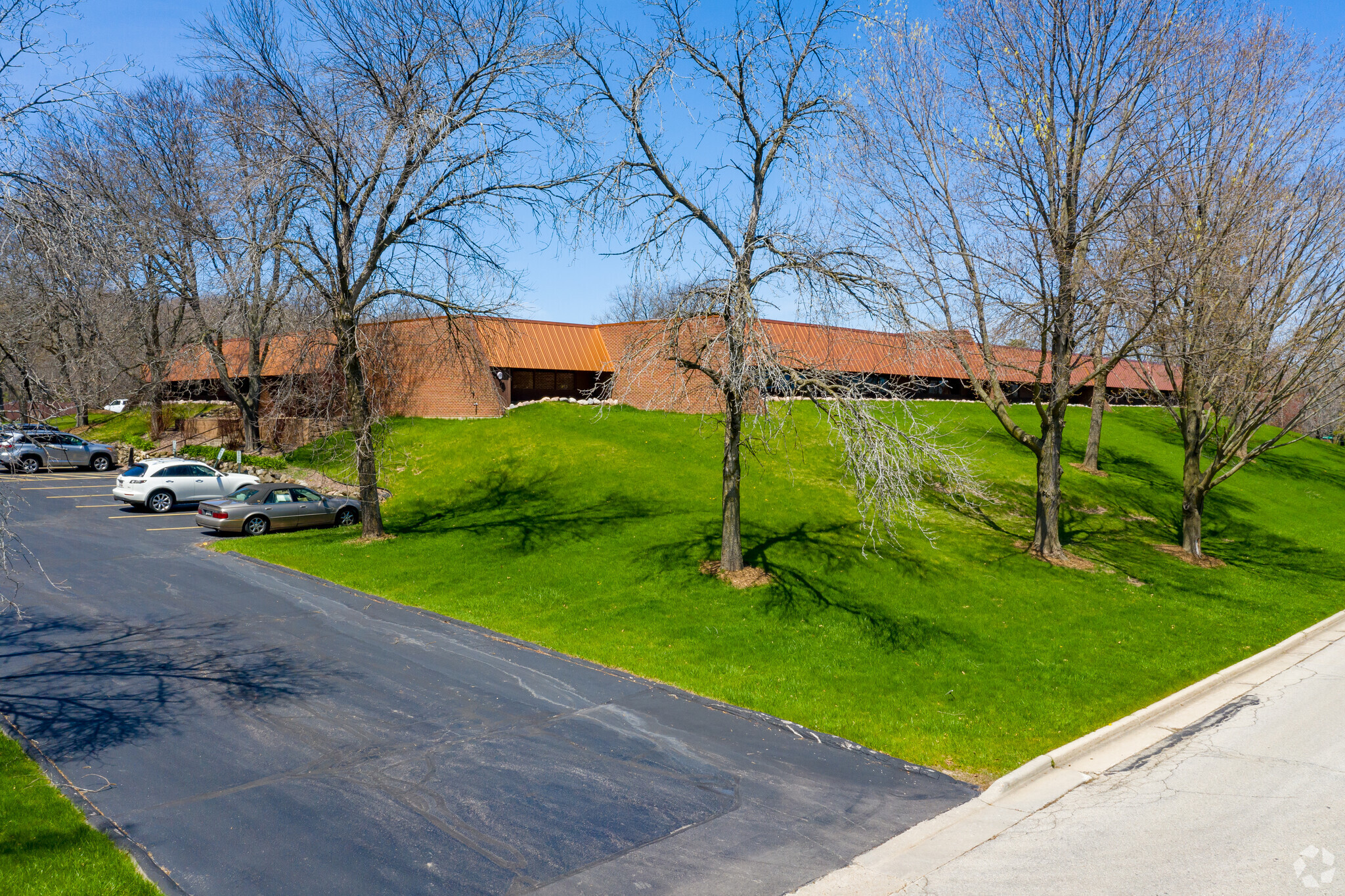 333 Bishops Way, Brookfield, WI à vendre Photo du bâtiment- Image 1 de 1