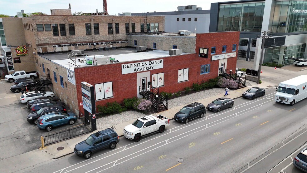 2525 N Elston Ave, Chicago, IL à louer - Vidéo sur l’inscription commerciale - Image 2 de 7