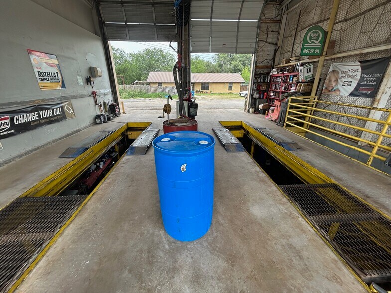 115 E Harwood Ave, Beeville, TX for sale - Building Photo - Image 2 of 8