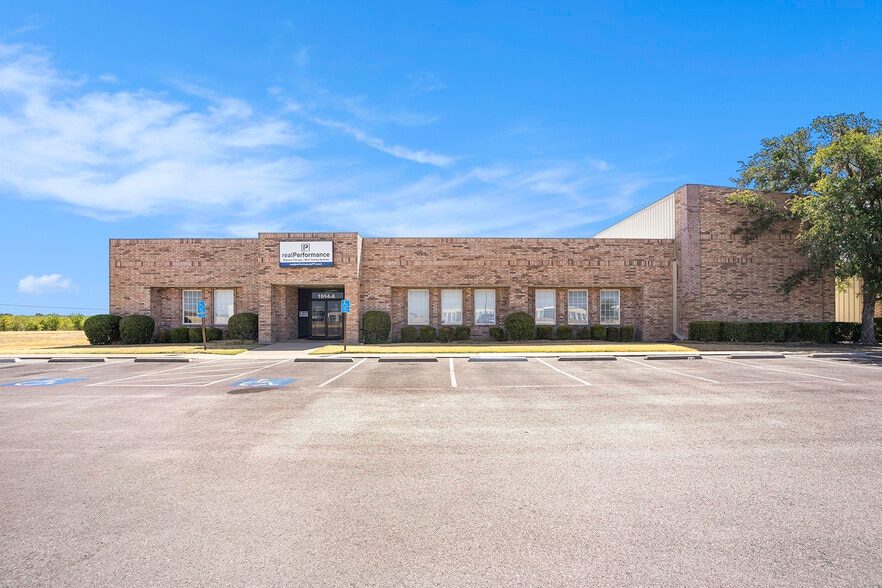 1014 N Nolan River Rd, Cleburne, TX à vendre - Photo du bâtiment - Image 2 de 24