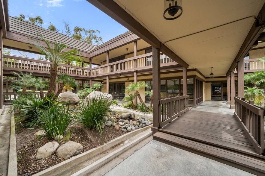 1651 E 4th St, Santa Ana, CA for lease - Building Photo - Image 3 of 11