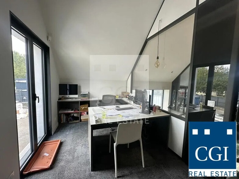 Office in Seyssinet-Pariset for lease - Interior Photo - Image 2 of 12