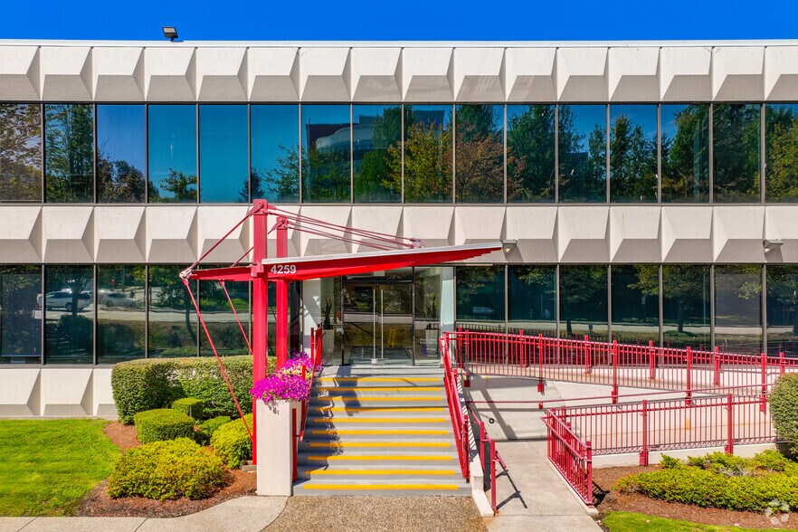 4259 Canada Way, Burnaby, BC à louer - Photo du bâtiment - Image 3 de 4