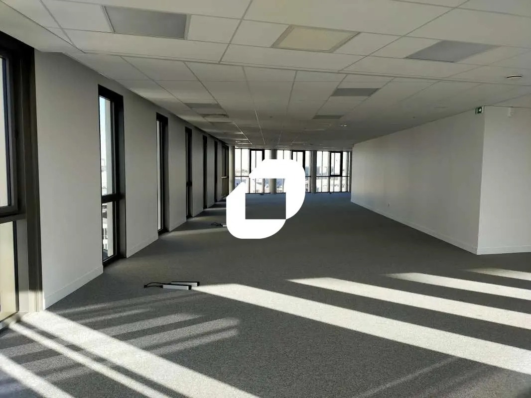 Office in Bordeaux for lease Interior Photo- Image 1 of 9
