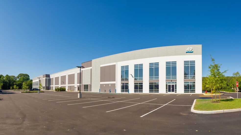 49 Mall Dr, Commack, NY à louer - Photo du bâtiment - Image 2 de 6