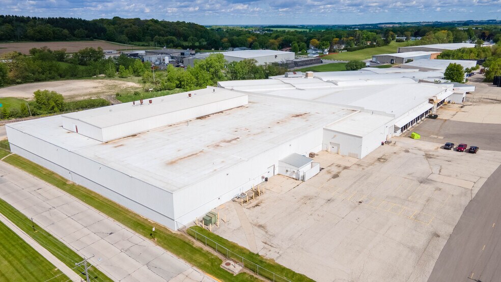 403 Degner Ave, Mayville, WI à louer - Photo du bâtiment - Image 2 de 18