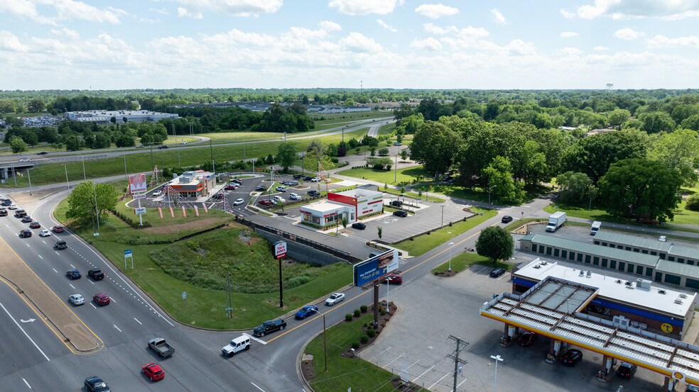 1806 Fort Campbell Blvd, Clarksville, TN à louer - Photo du bâtiment - Image 2 de 29