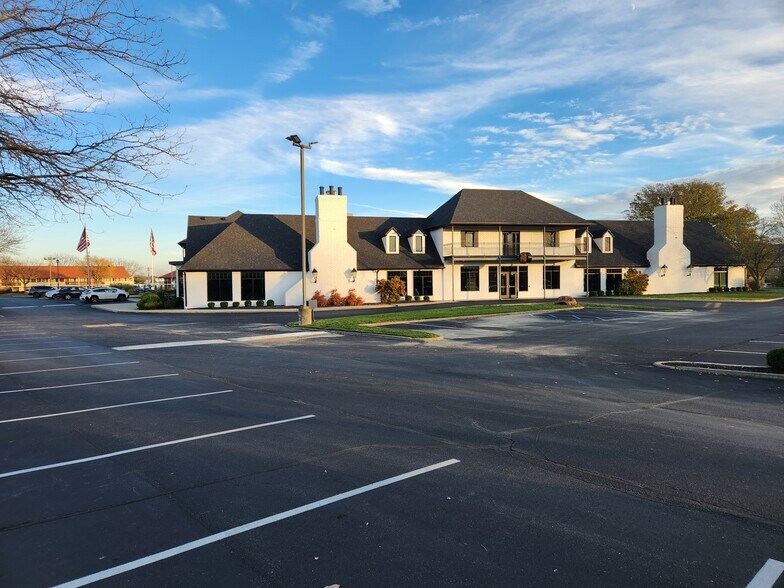 100-400 Byrd Way, Greenwood, IN à louer - Photo du bâtiment - Image 2 de 14