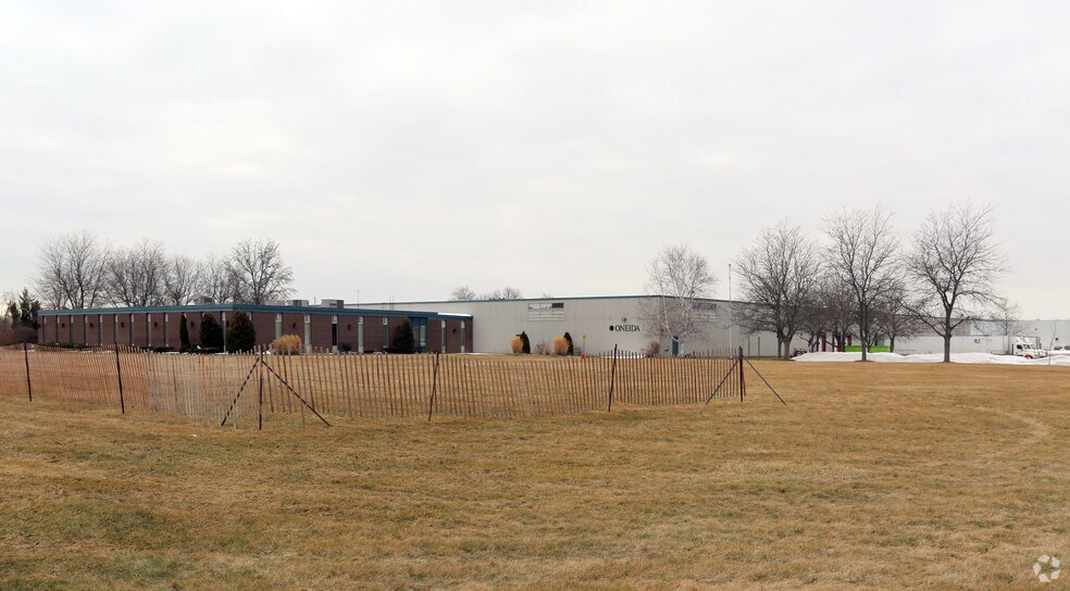 8699 Stanley Ave, Niagara Falls, ON à louer - Photo du bâtiment - Image 2 de 11