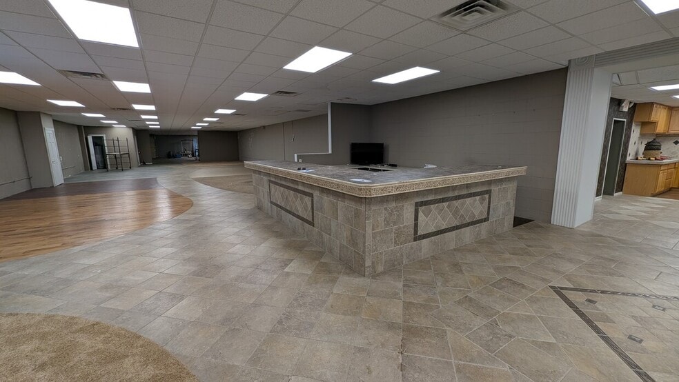 211 N Dixie Way, South Bend, IN for sale - Interior Photo - Image 3 of 17