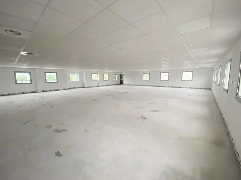 30-32 Rue Champ Dolin, Saint-Priest for sale - Interior Photo - Image 3 of 8