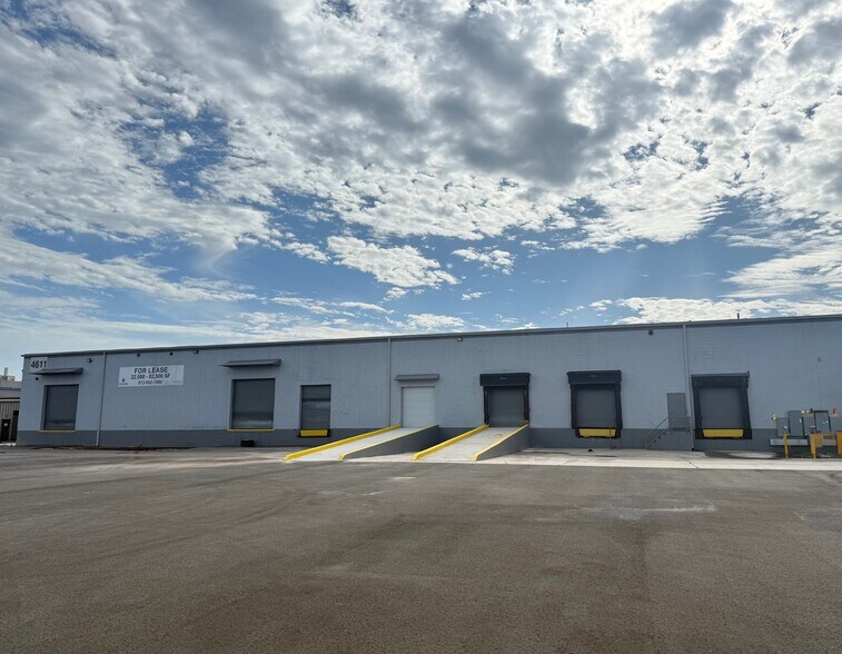 3900 W Coachman Ave, Tampa, FL à louer - Photo du bâtiment - Image 2 de 24