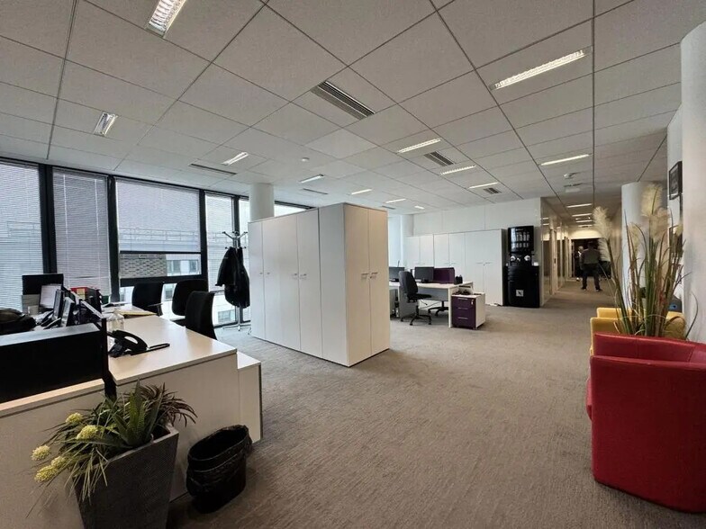 Office in Clichy for lease - Interior Photo - Image 2 of 11