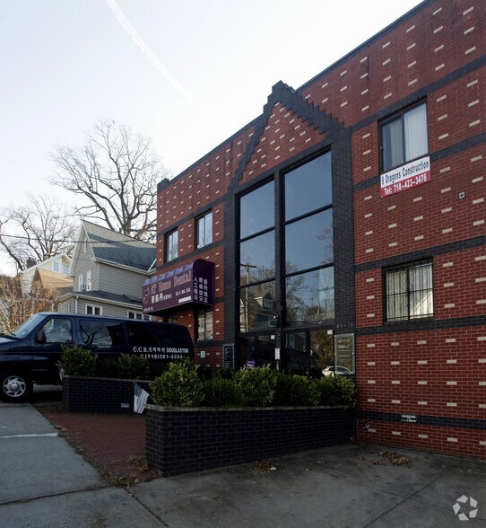 4514-45-16 251st St, Little Neck, NY à louer - Photo du bâtiment - Image 1 de 2