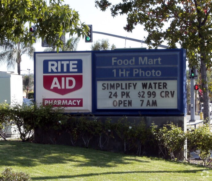 1700 W Whittier Blvd, La Habra, CA à louer - Photo du bâtiment - Image 2 de 3