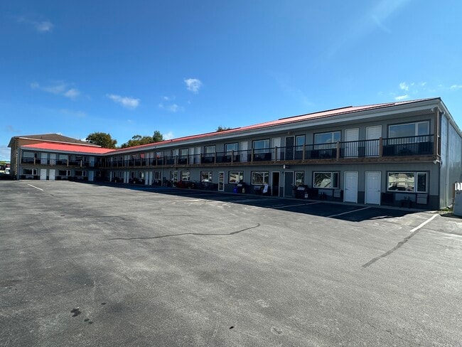 Plus de détails pour 171 Mission Rd, Wawa, ON - Services hôteliers à vendre