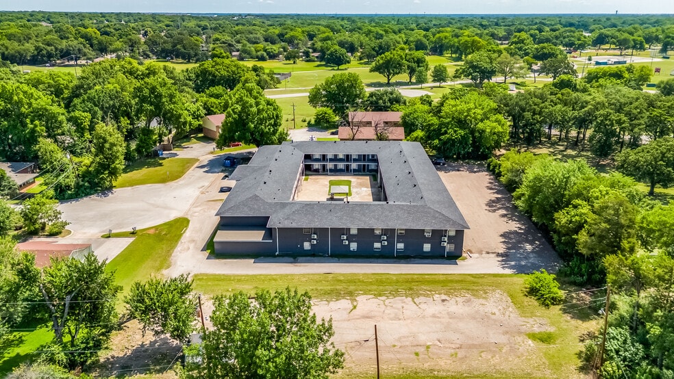 1500 E Beverly Dr, Corsicana, TX for sale - Building Photo - Image 2 of 11