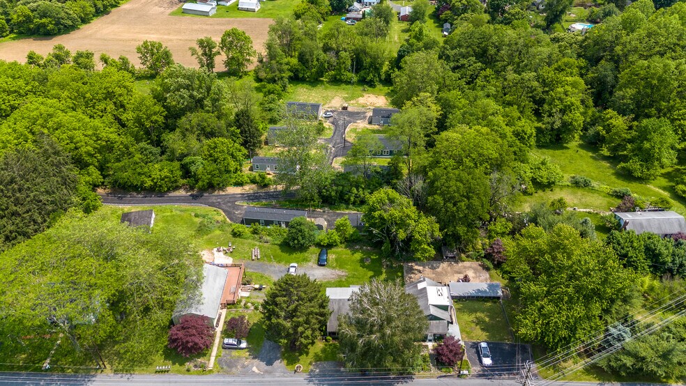 465 Royal Manor Rd, Easton, PA à vendre - Photo du bâtiment - Image 2 de 25