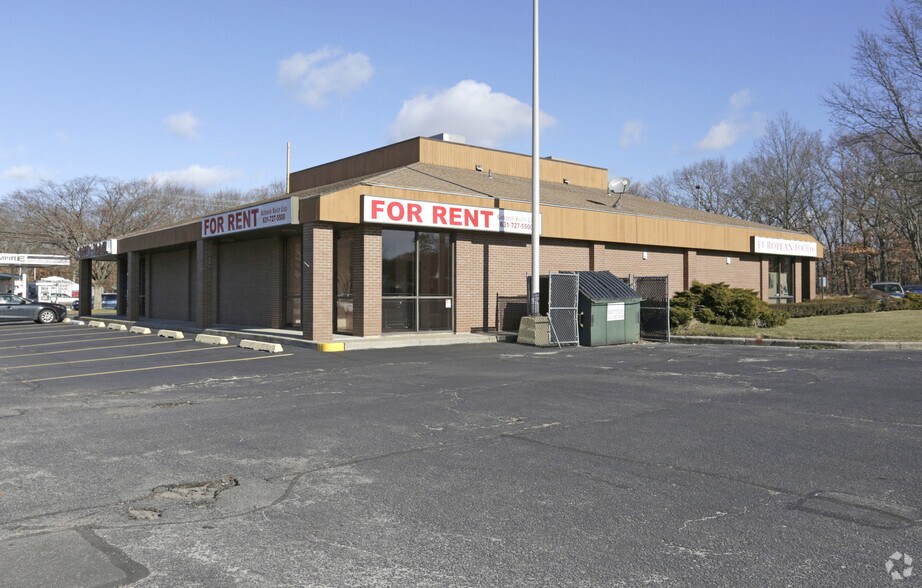 631-639 Old Country Rd, Riverhead, NY à louer - Photo du bâtiment - Image 2 de 3