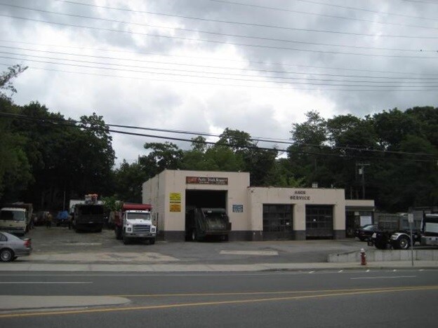 73 Cedar Swamp Rd, Glen Cove, NY à vendre - Photo du bâtiment - Image 3 de 10