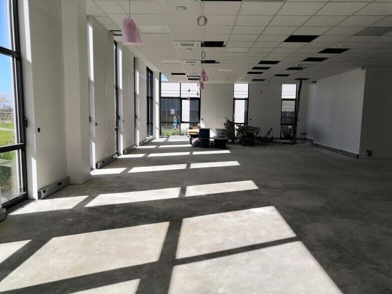 Flex in Élancourt for lease - Interior Photo - Image 2 of 5