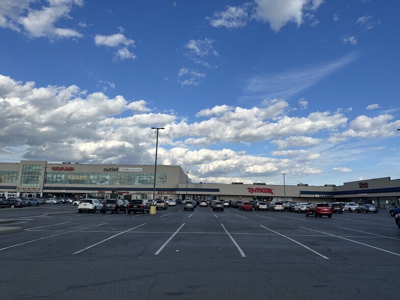 253-01 Rockaway Blvd, Rosedale, NY à louer - Photo du bâtiment - Image 2 de 9