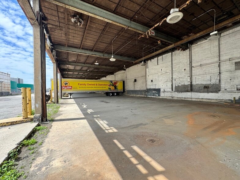 400 Walnut Ave, Bronx, NY for lease - Building Photo - Image 2 of 7