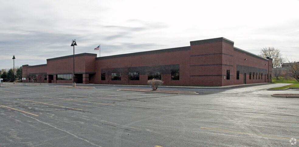 12695 W National Ave, New Berlin, WI à louer - Photo du bâtiment - Image 2 de 2