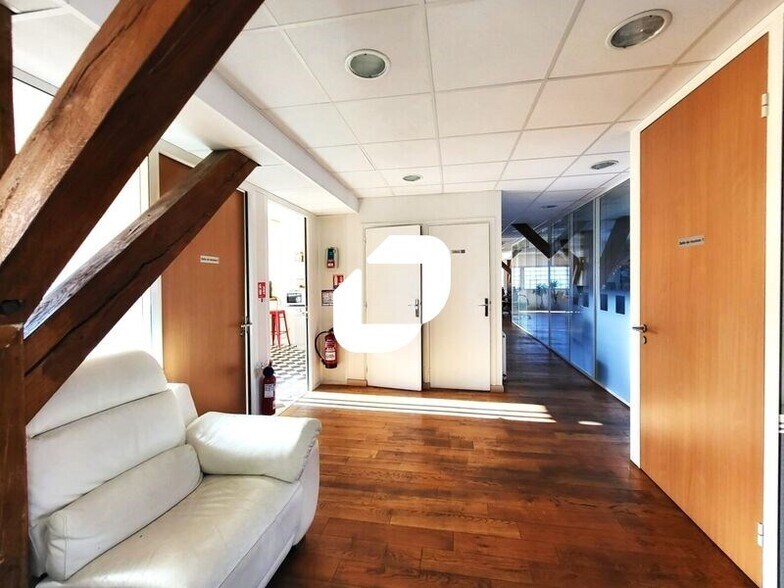 Bureau dans Malakoff à louer - Photo du bâtiment - Image 2 de 9