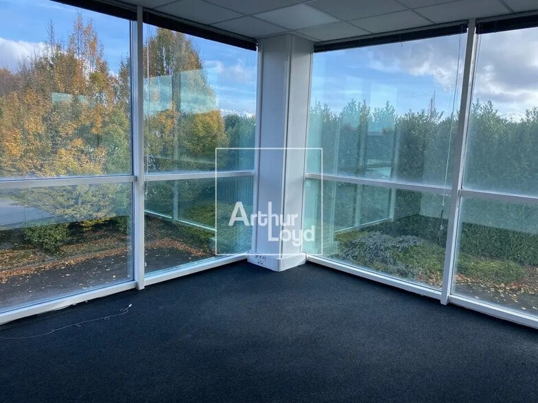 Flex in Chilly-Mazarin for lease - Interior Photo - Image 2 of 6