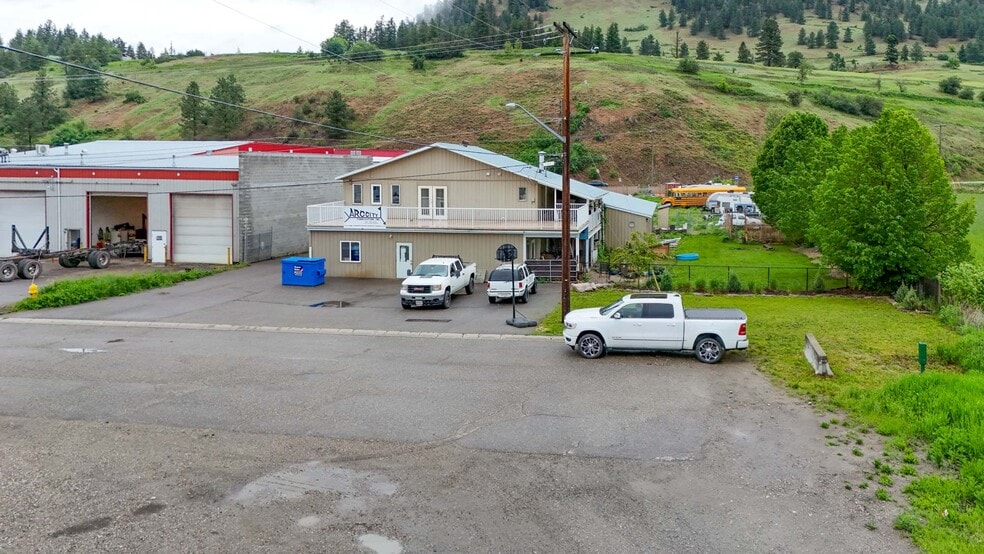 1415 Dyffryn Rd, Lumby, BC à vendre - Photo du bâtiment - Image 2 de 24