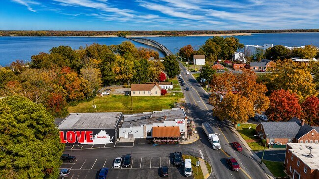 Plus de détails pour 303 Queen St, Tappahannock, VA - Commerce de détail à louer