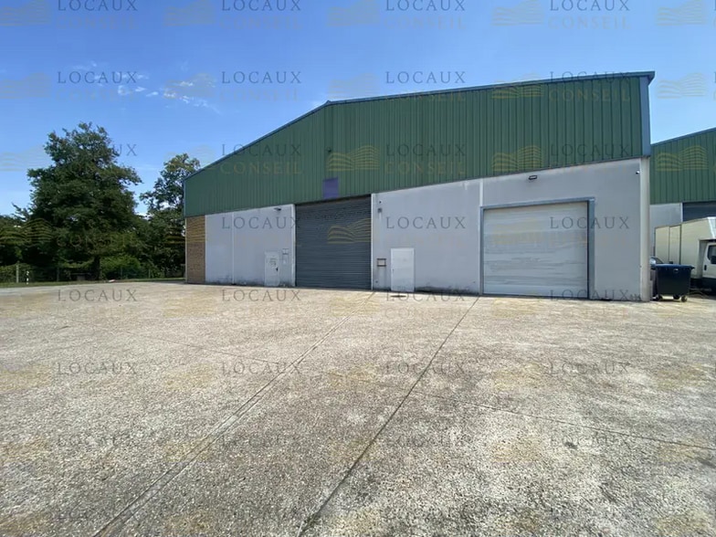 12 Rue Boris Vian, Saint-Ouen-l'Aumône for lease - Building Photo - Image 3 of 3