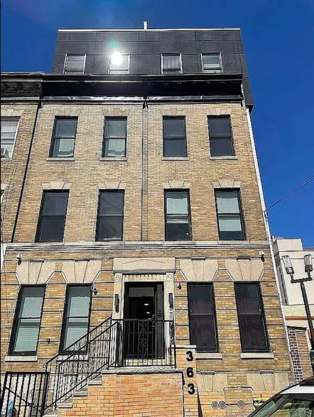 363 Neptune Ave, Brooklyn, NY à vendre - Photo du bâtiment - Image 2 de 25