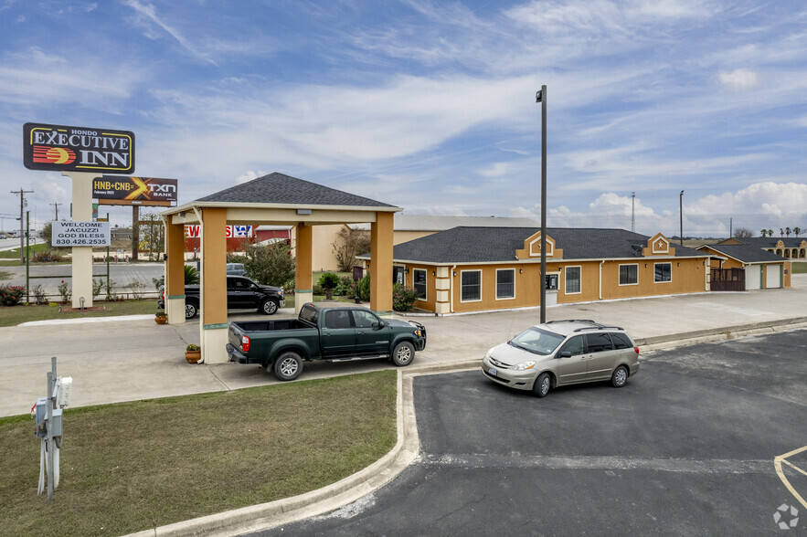 102 19th St, Hondo, TX à vendre - Photo principale - Image 1 de 1