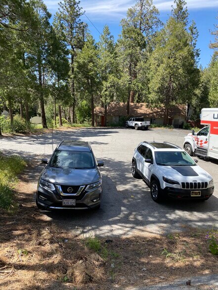 23575 Lake Dr, Crestline, CA for lease - Building Photo - Image 2 of 4