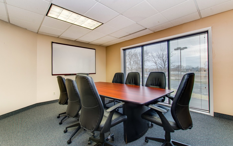 12940 Harriet Ave S, Burnsville, MN for lease - Interior Photo - Image 2 of 19