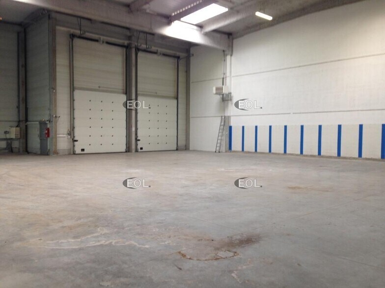 Flex in Noisy-le-Sec for lease - Interior Photo - Image 1 of 1
