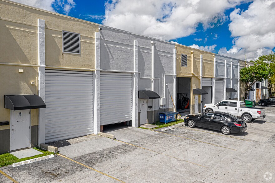 1975-1981 S Park Rd, Hallandale, FL à louer - Photo du bâtiment - Image 3 de 16