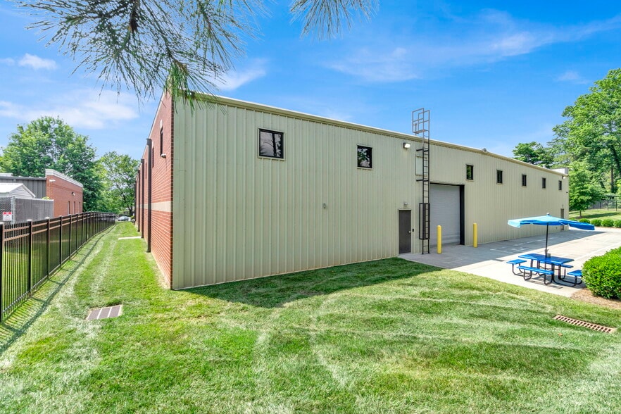 2311 Executive St, Charlotte, NC for sale - Building Photo - Image 3 of 16