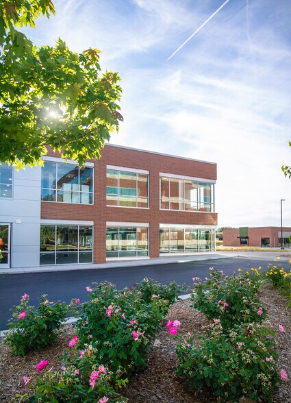 800 N Mayfair Rd, Wauwatosa, WI à louer - Photo du bâtiment - Image 3 de 8