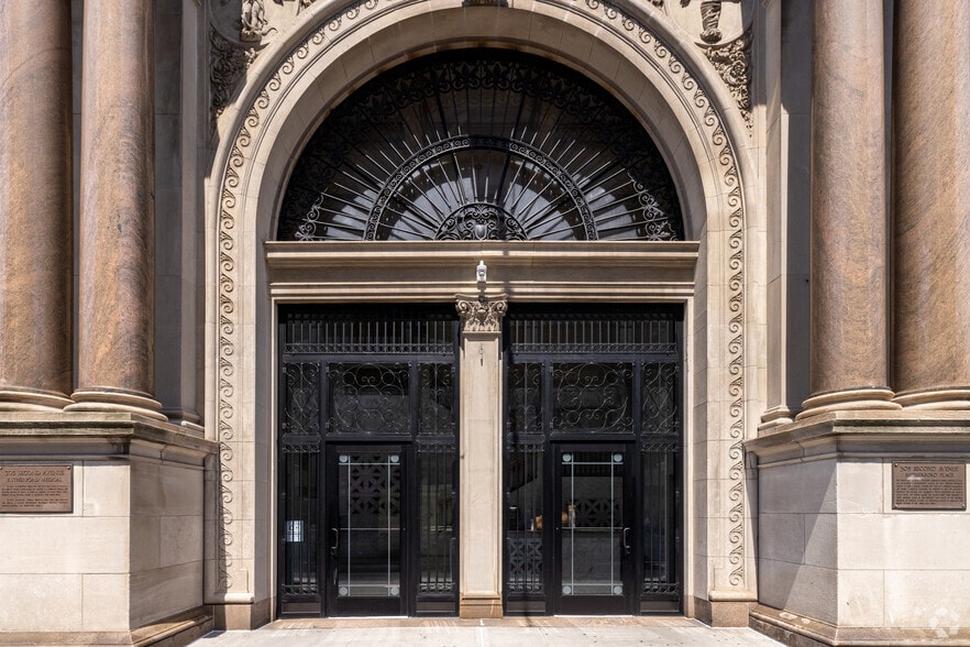 303-305 2nd Ave, New York, NY for sale - Building Photo - Image 2 of 5