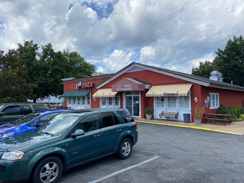 5616 Leesburg Pike, Falls Church, VA for lease - Building Photo - Image 2 of 8